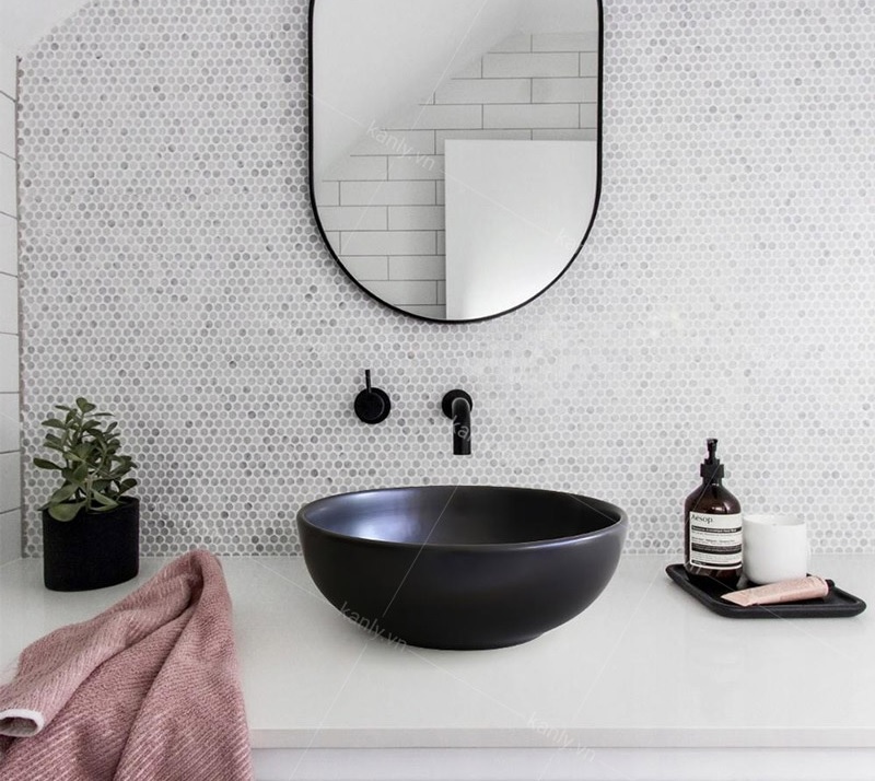 Hình ảnh thức tế lavabo rửa mặt Kanly đặt bàn SU512