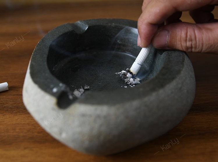 Hình ảnh thực tế gạt tàn thuốc bằng đá cuội Kanly PK55GT 
