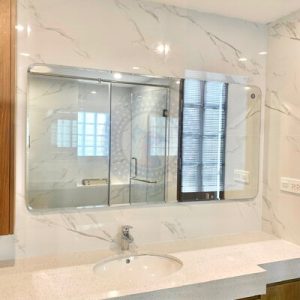Gương cắt khổ lớn bàn đá nhà tắm