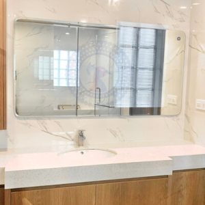 Gương cắt khổ lớn bàn đá nhà tắm