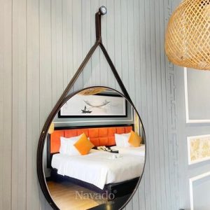 Gương tròn treo dây phòng tắm decor