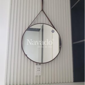 Gương tròn treo dây phòng tắm decor