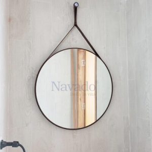 Gương tròn treo dây phòng tắm decor