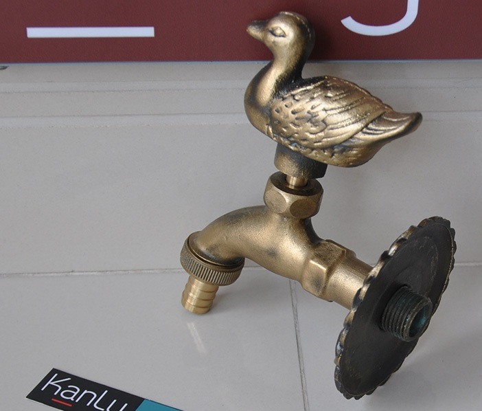 Hình ảnh thực tế vòi gắn tường Kanly đồng thau GCT 02